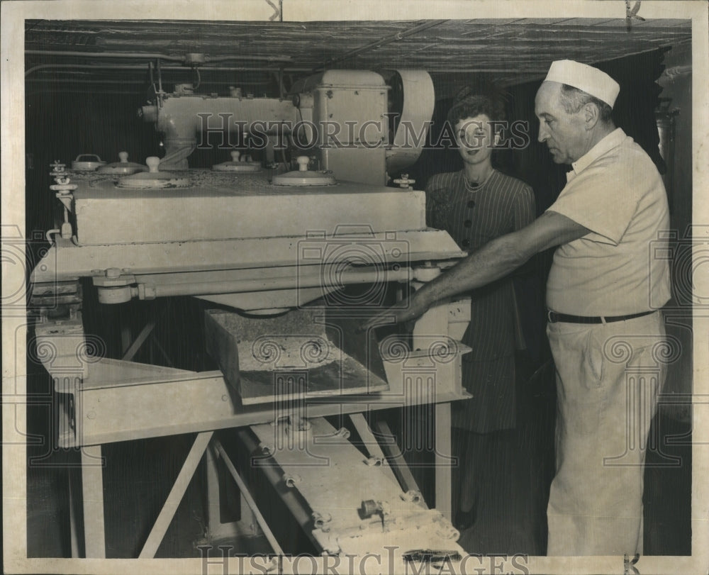 1950 Press Photo Paul Scolberg Wonder Bread Baking Plan - Historic Images