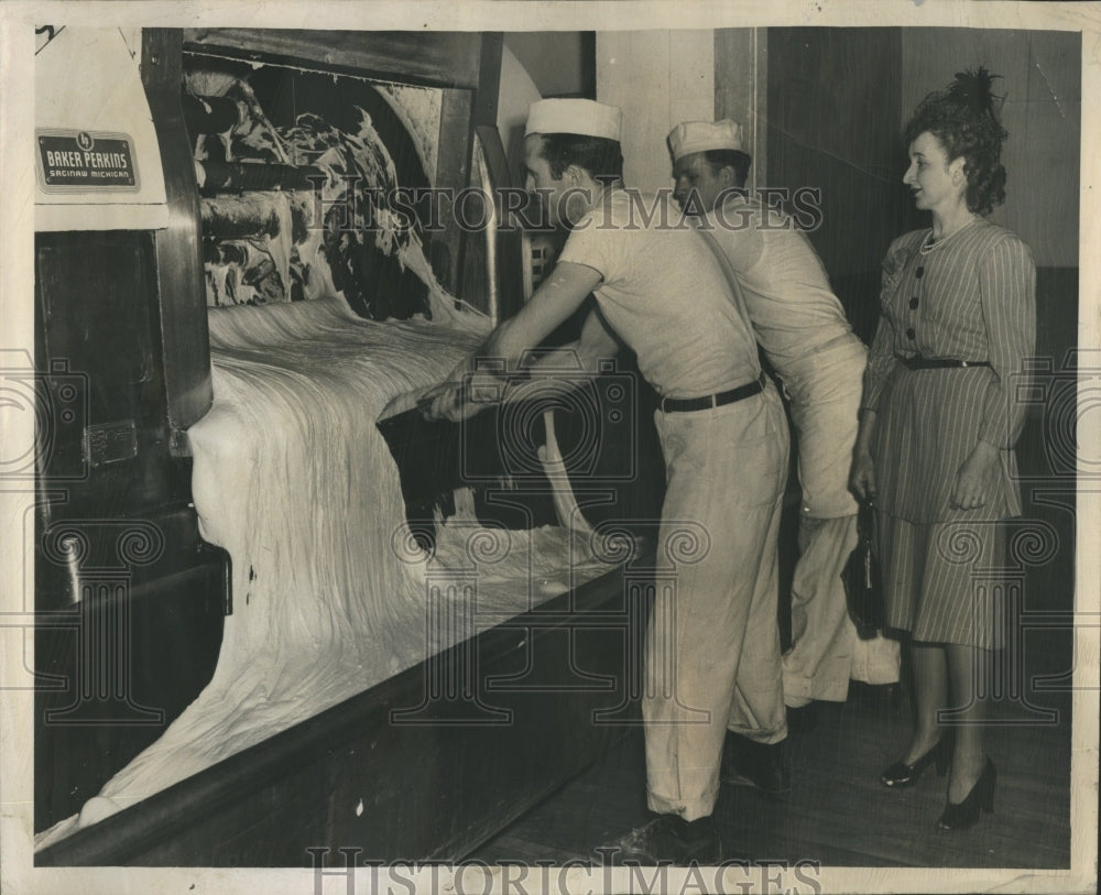 1950 Press Photo Mike Rollheiser Richard Parker Dough - Historic Images