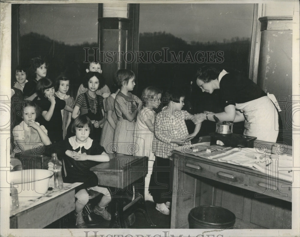 1937 Press Photo Flooding Typhoid Homeless Children - Historic Images