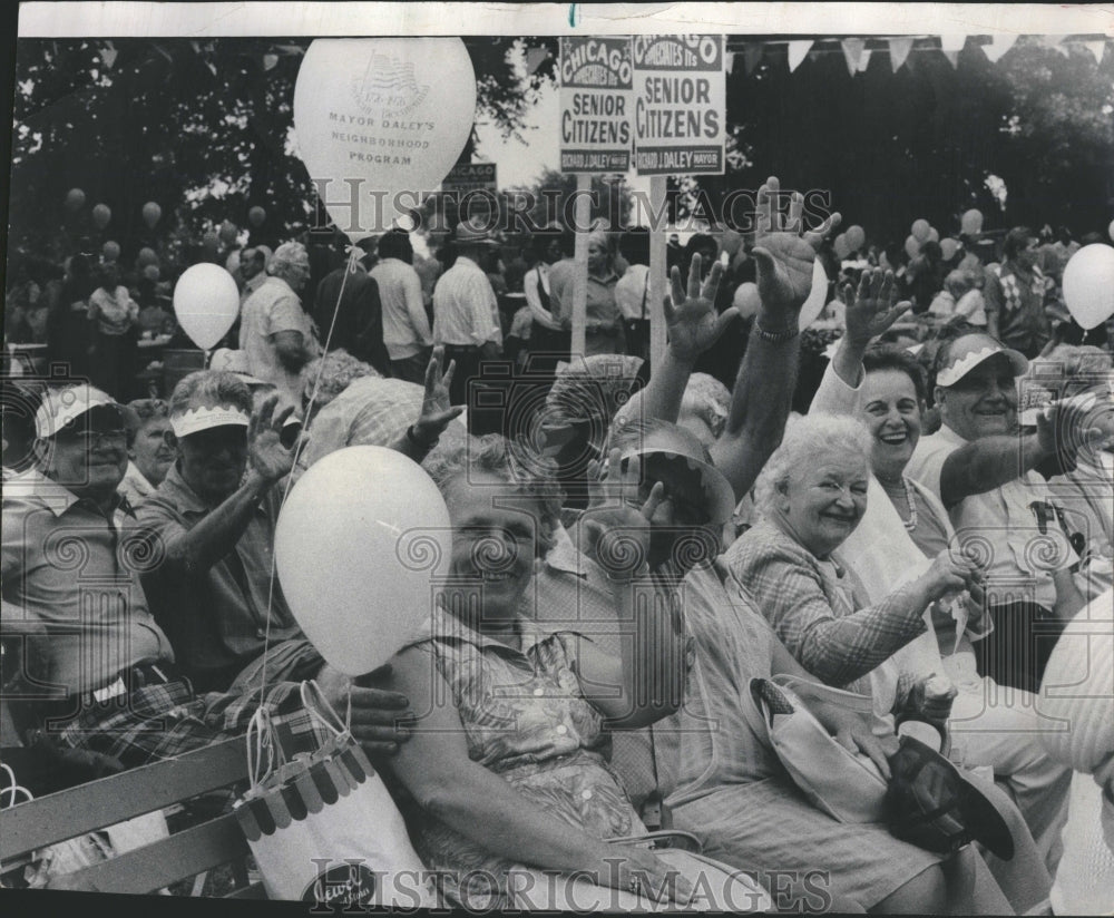 1976 Sun and games at seniors&#39; picnic - Historic Images
