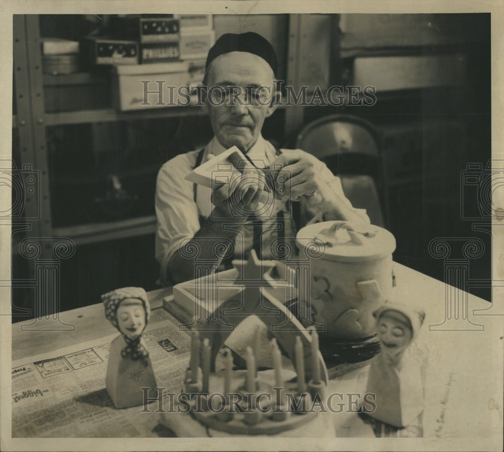 1951 Abe Mendel making ceramic ash trays. - Historic Images