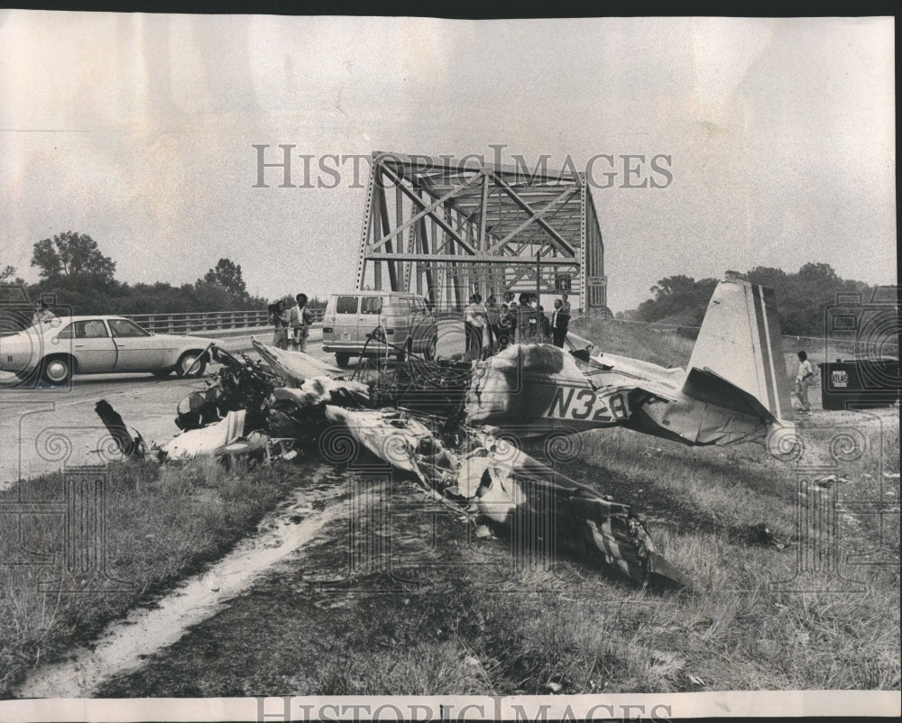 1976 Press Photo Crash Plane Calumet Sag Channel Bridge - Historic Images