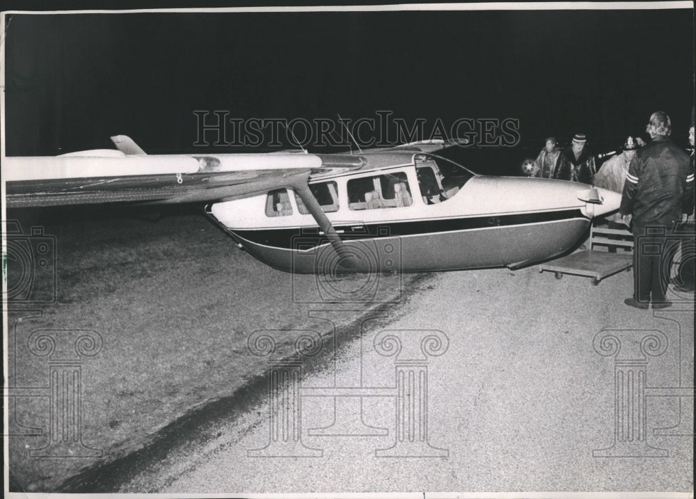 1977 Airplane Crash - Historic Images