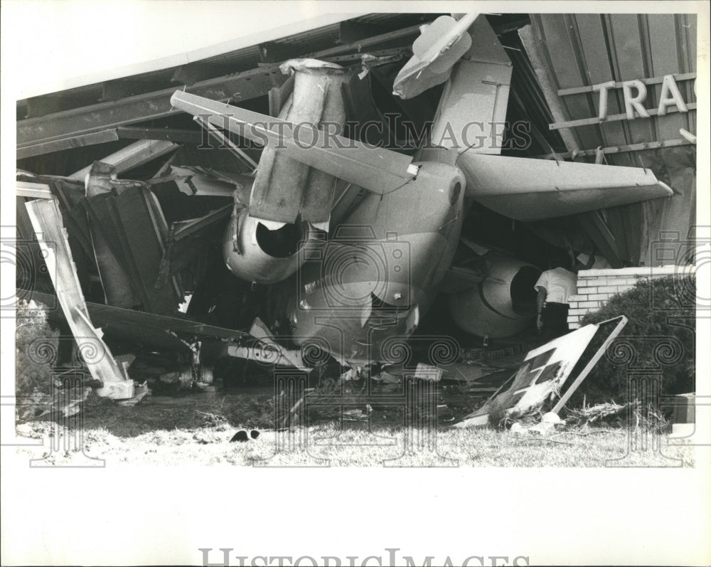 1977 Private Jet crashed into Lewis st - Historic Images