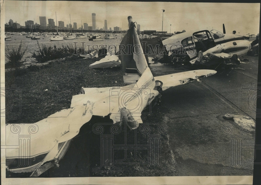 1973 Press Photo Plane Crash Miers Field Lake Michigan - Historic Images