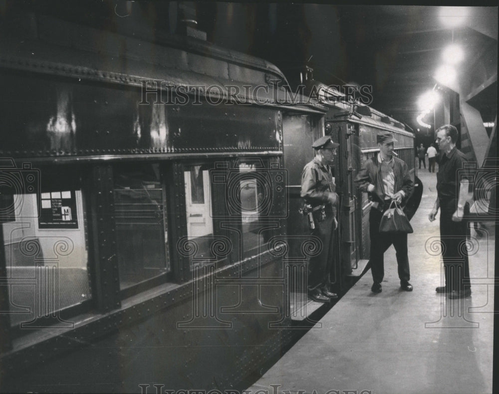 1967 Strike Trainmen Randolph St Station - Historic Images