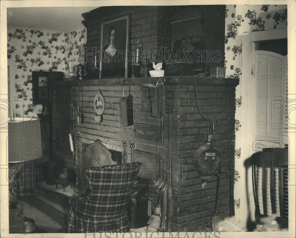 1948 Press Photo Fireplace - Historic Images