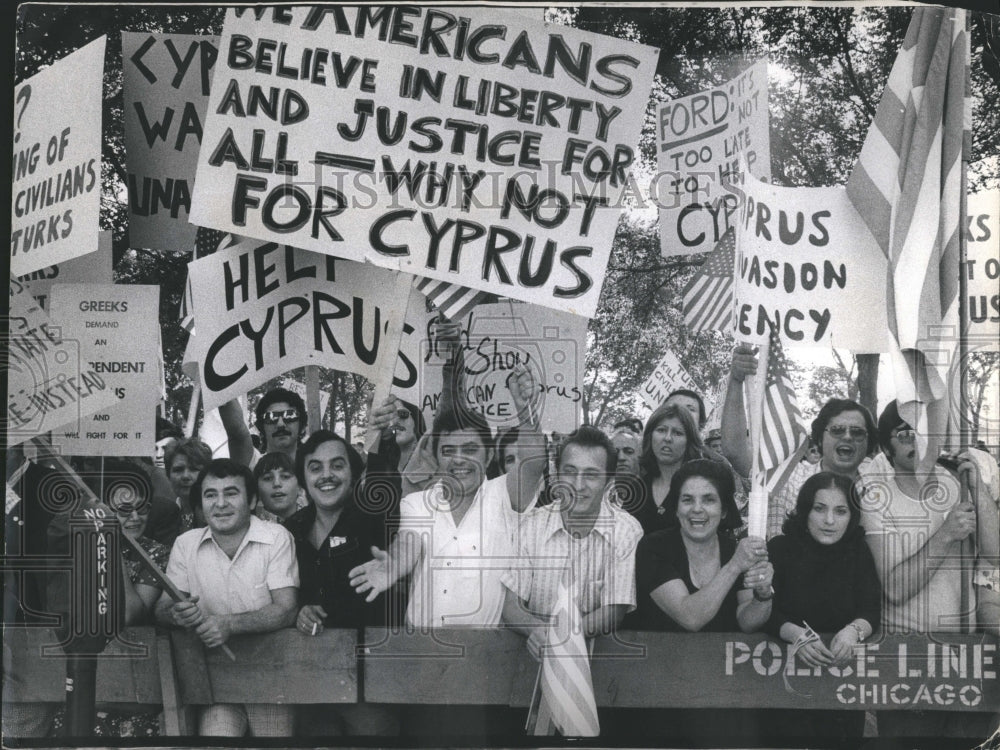 1974 Protestors President Ford Hilton Hotel - Historic Images