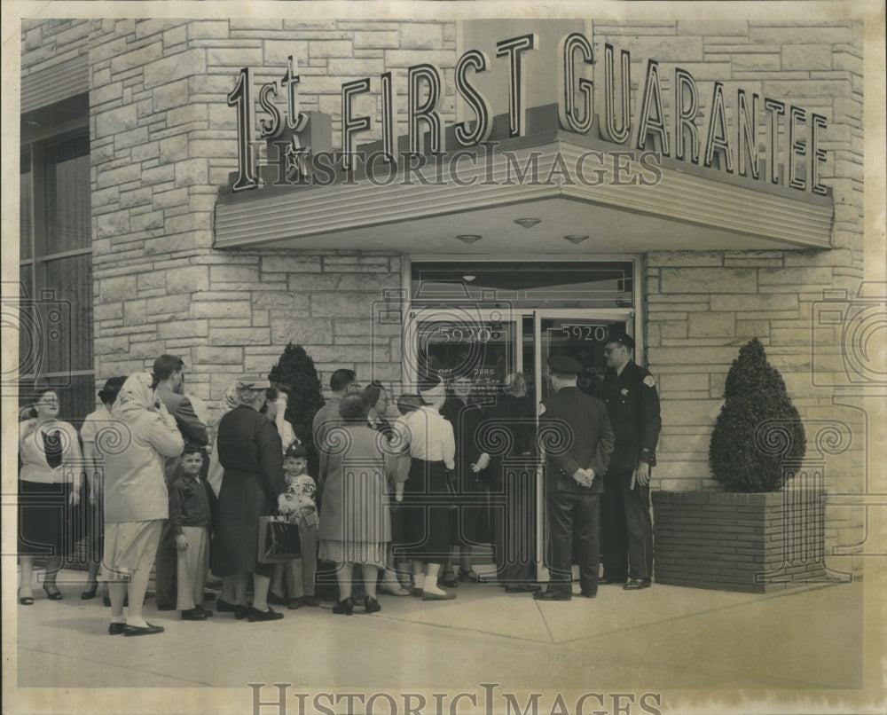 1957 Press Photo First Guarantee Savings Assoc. Line - Historic Images