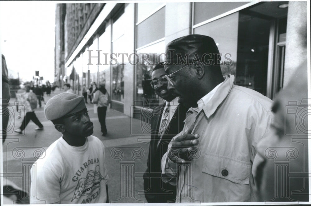 1993 Carl Upchurch talks to Guardian Angel - Historic Images