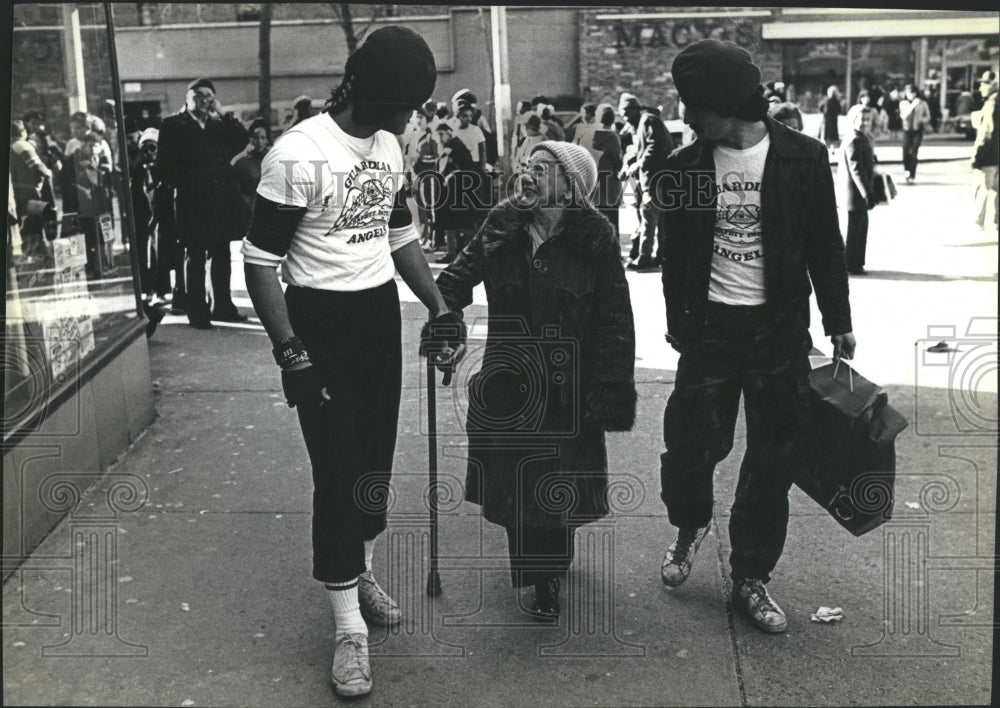 1981 The Guardian Angels helping elderly - Historic Images