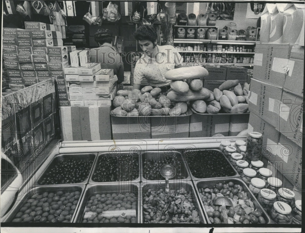1975 Conte-Di-Savoia Vince Tarello Grocery - Historic Images
