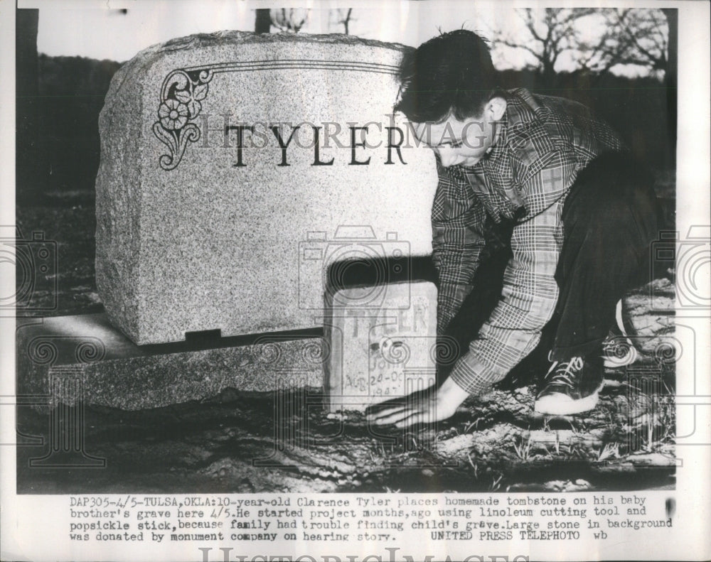  Clarence Tyler places homemade tombstone - Historic Images
