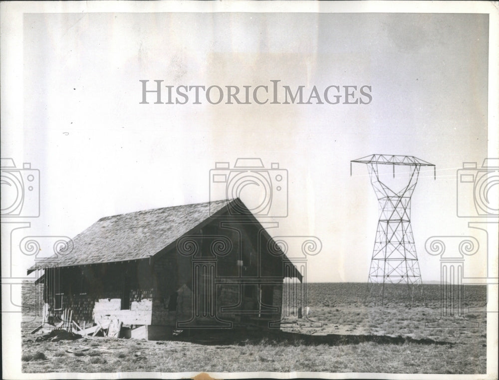 1941 Press Photo A broken down farmhouse on desert land - Historic Images