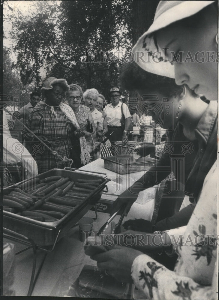 1974 Senior Citizen Day Lincoln Pk Hot Dogs - Historic Images