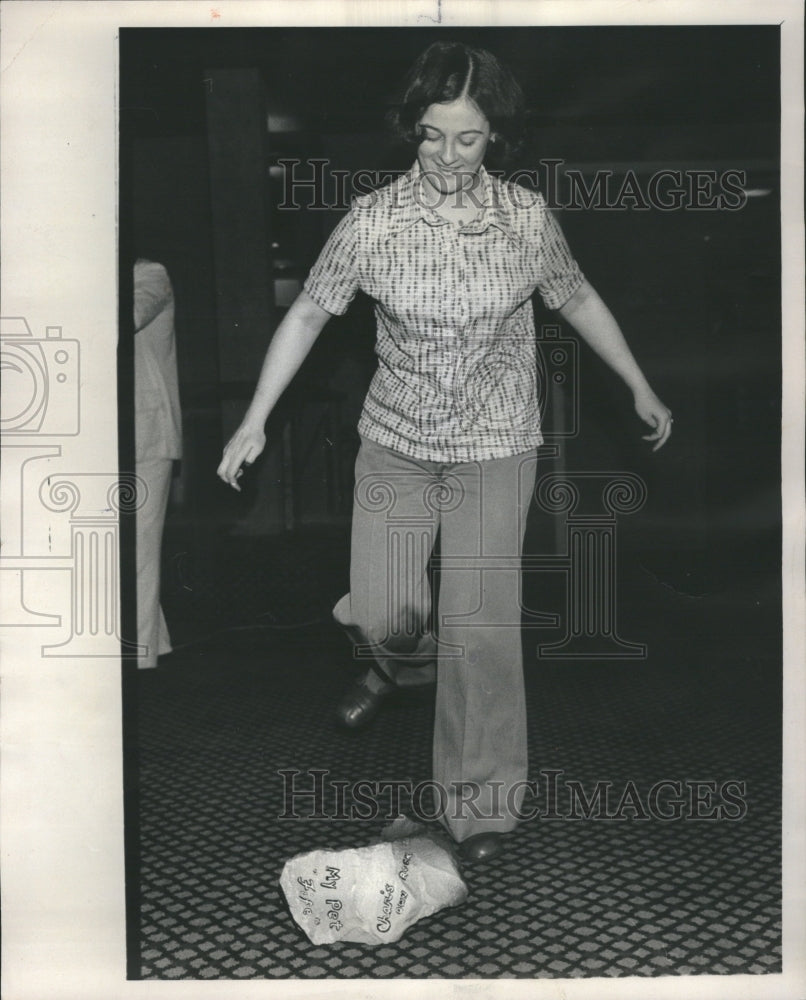 1976 Roberta Starzyk &amp; her pet at the 1st Annual Pet Rock Beauty Contest - Historic Images