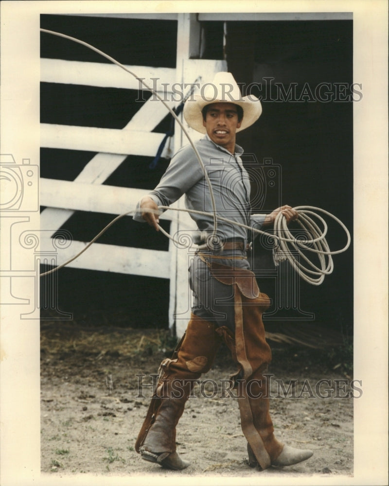 1992 Press Photo Francisco Cedillo practices his lasso before the rodeo - Historic Images