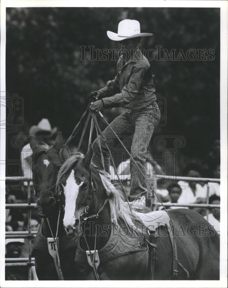 1990 Press Photo Chris Latting performs stunts of the Thyrl Latting Rodeo - Historic Images