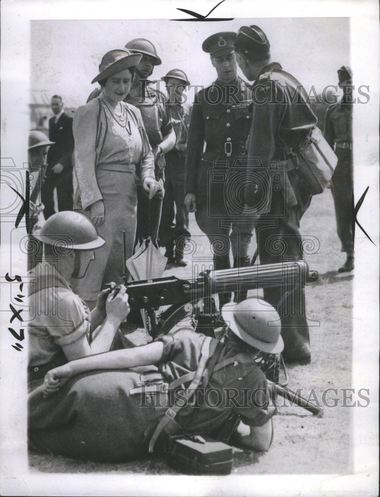 1940 King Queen Inspect Machine Gun Unit - Historic Images
