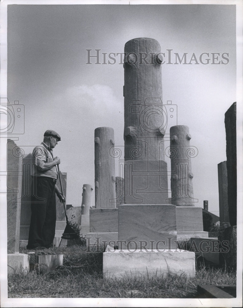 1951 Roy Gawthrop Caretaker Grinnell - Historic Images