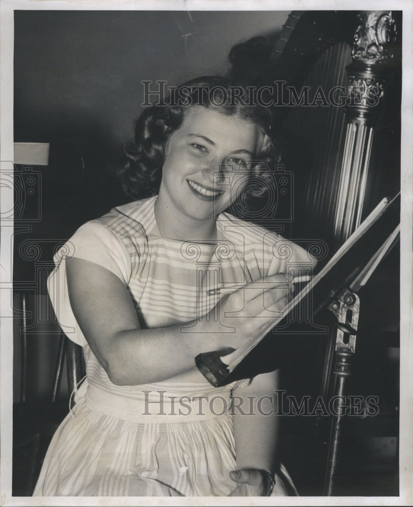 1947 Violet Toth Pianist - Historic Images