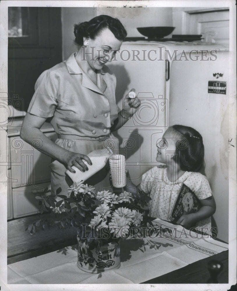 1951 Press Photo Mother Child Milk Glass Bottel - Historic Images