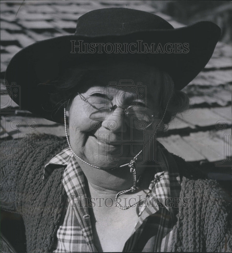 1949 Helen Robinson Ojail Valley California - Historic Images