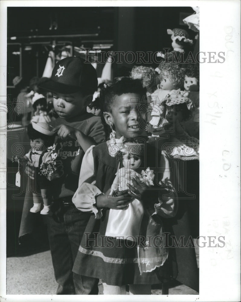 1985 Blue Cross - Historic Images