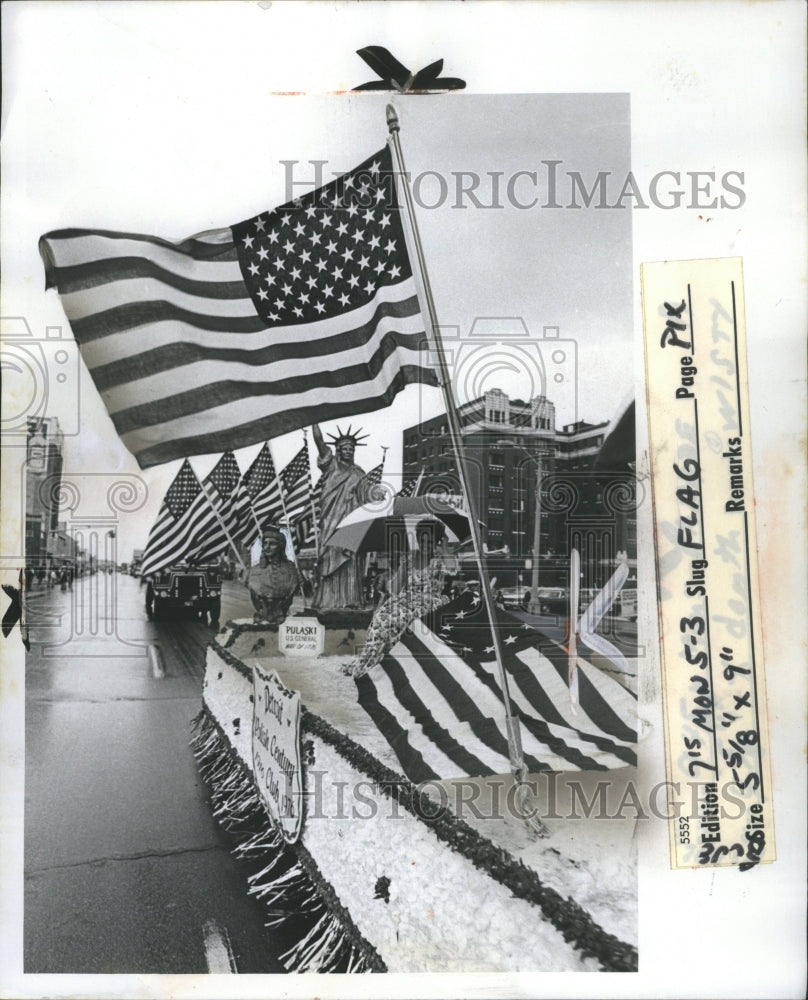 1976 United States Flag Parade - Historic Images