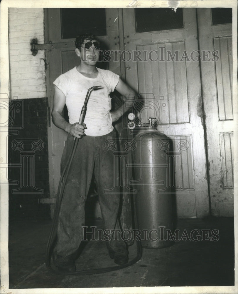 1942 Press Photo Acetylene Torch Cylinder Man - Historic Images