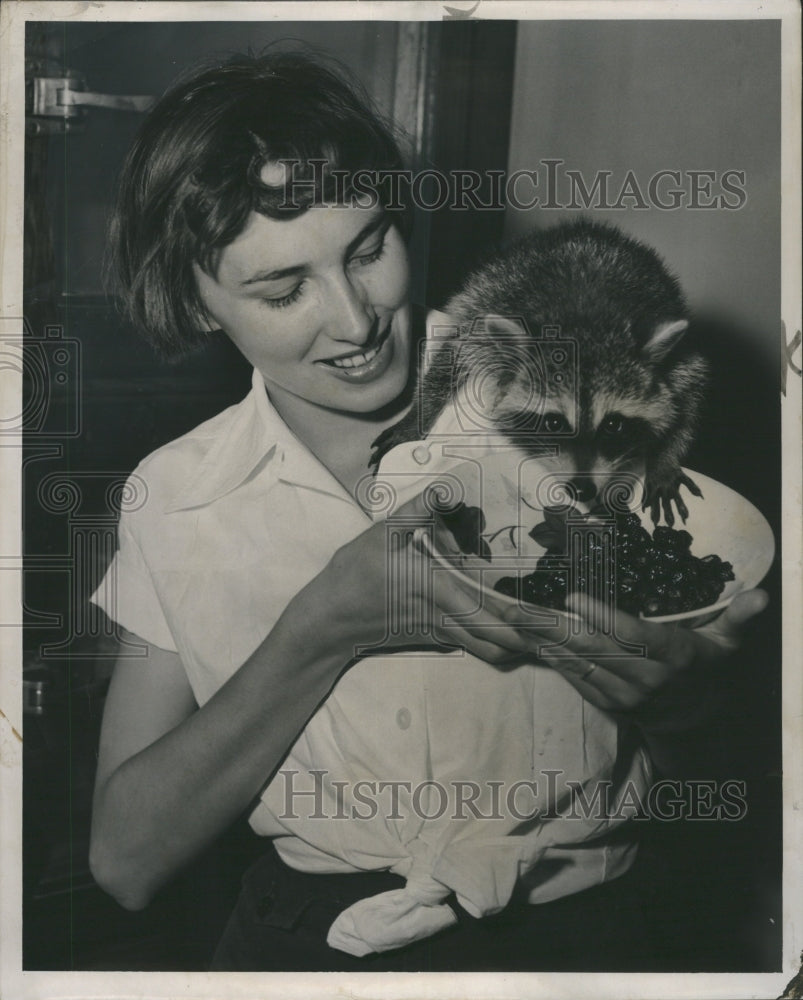1953 Mrs Mary Garrett Racconn Animal - Historic Images