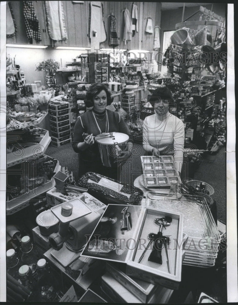 1976 Glenview Store Heaven Sherman  - Historic Images