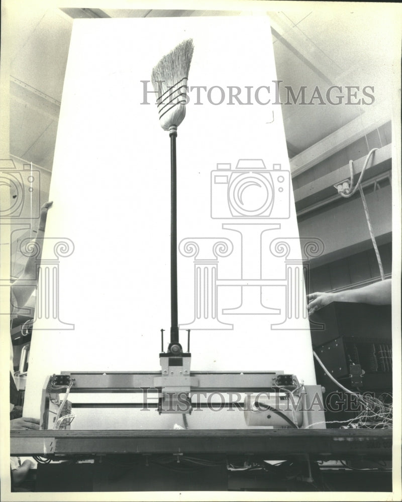 1978 Broom Balanced By Computer - Historic Images