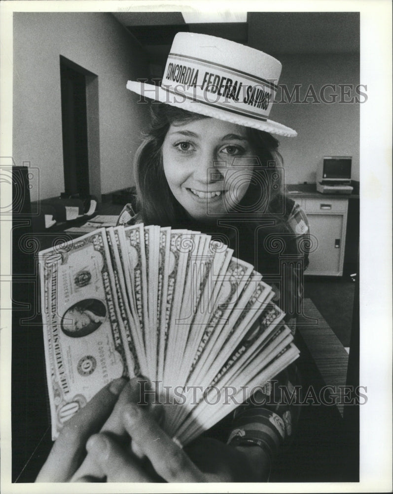 1982 Teller Shows New Money $10 Bills - Historic Images