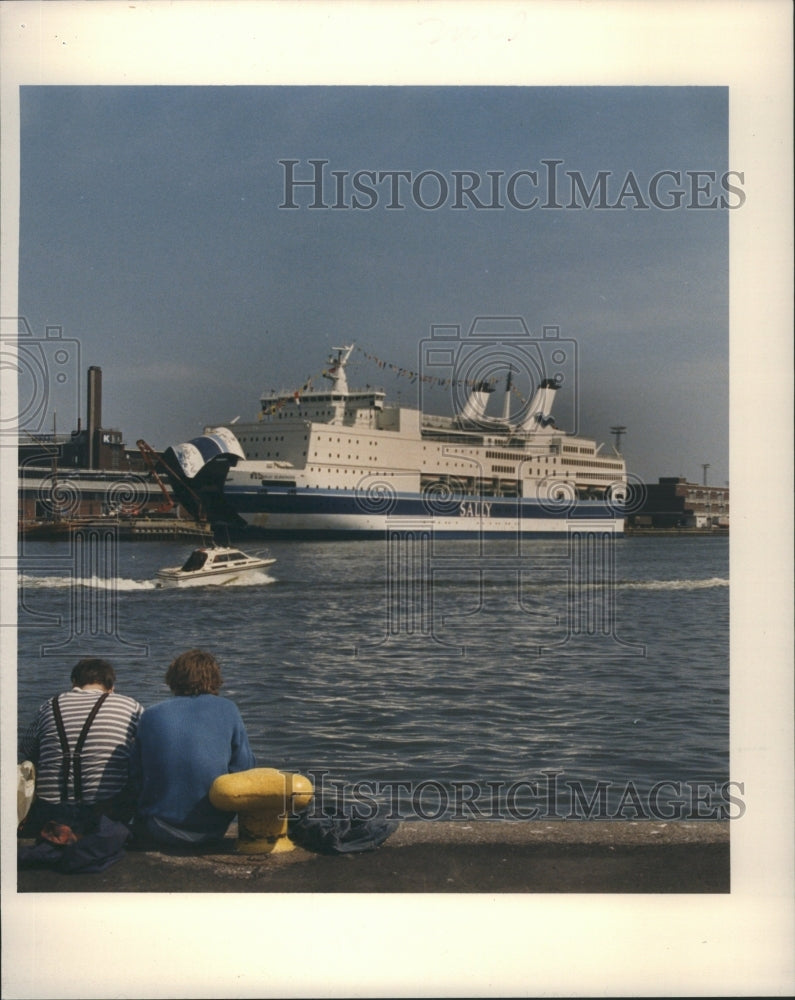 1987 Sally Albatross - Historic Images