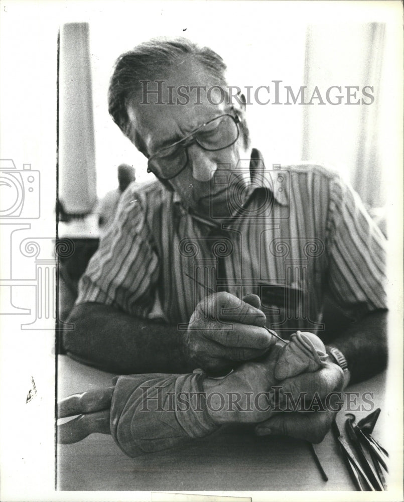 1980 Wood Carvers - Historic Images