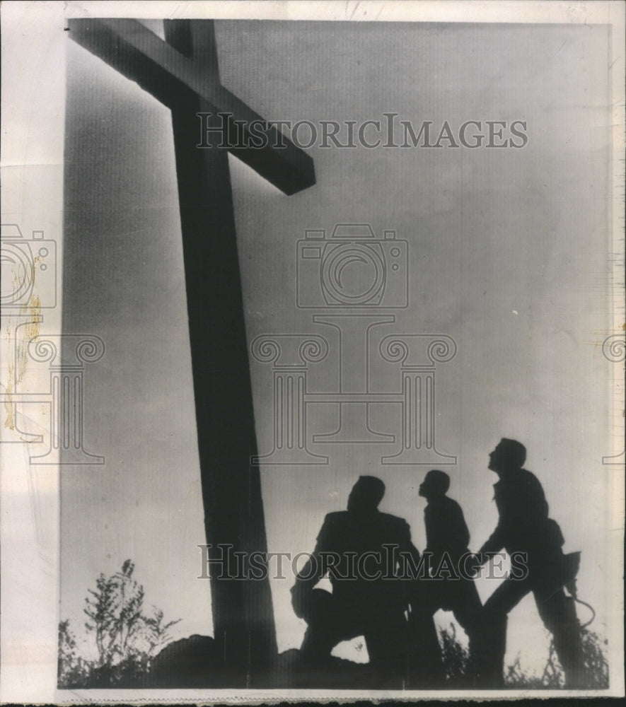 1963 Soldiers Stand Before Cross Easter - Historic Images
