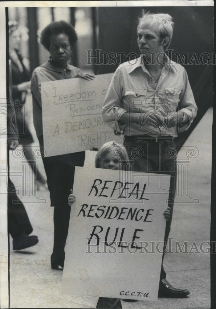 1976 Press Photo Daddy&#39;s Little Helper - Historic Images