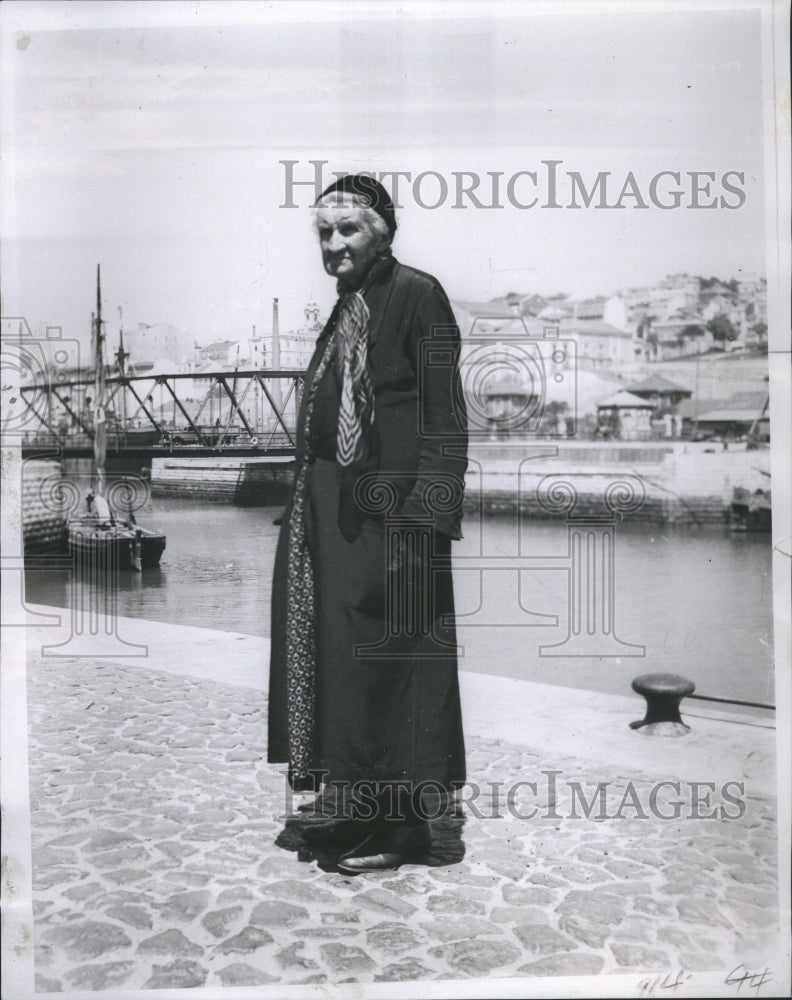 1935 Lisbon Portugal Old Woman River - Historic Images
