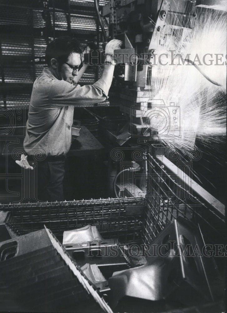 1975 Robert Whitaker spot weld GM part - Historic Images