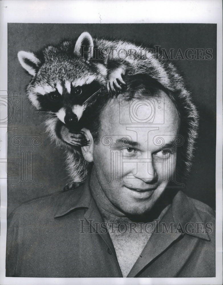 1957 Press Photo J.A. Mull Jr. with pet raccoon Calhoon - Historic Images