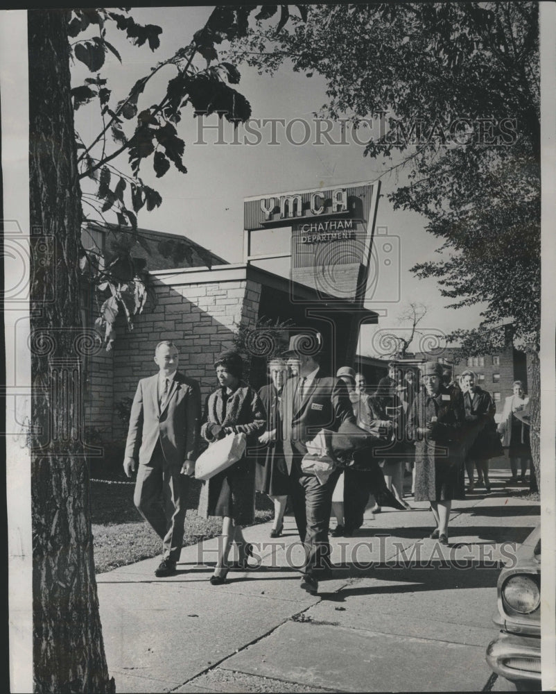 1965 Press Photo Suburban Teachers Tour South Side - Historic Images