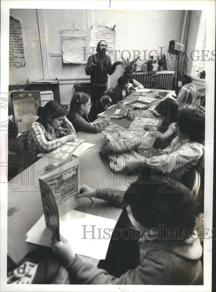 1980 David Israel teaches students - Historic Images