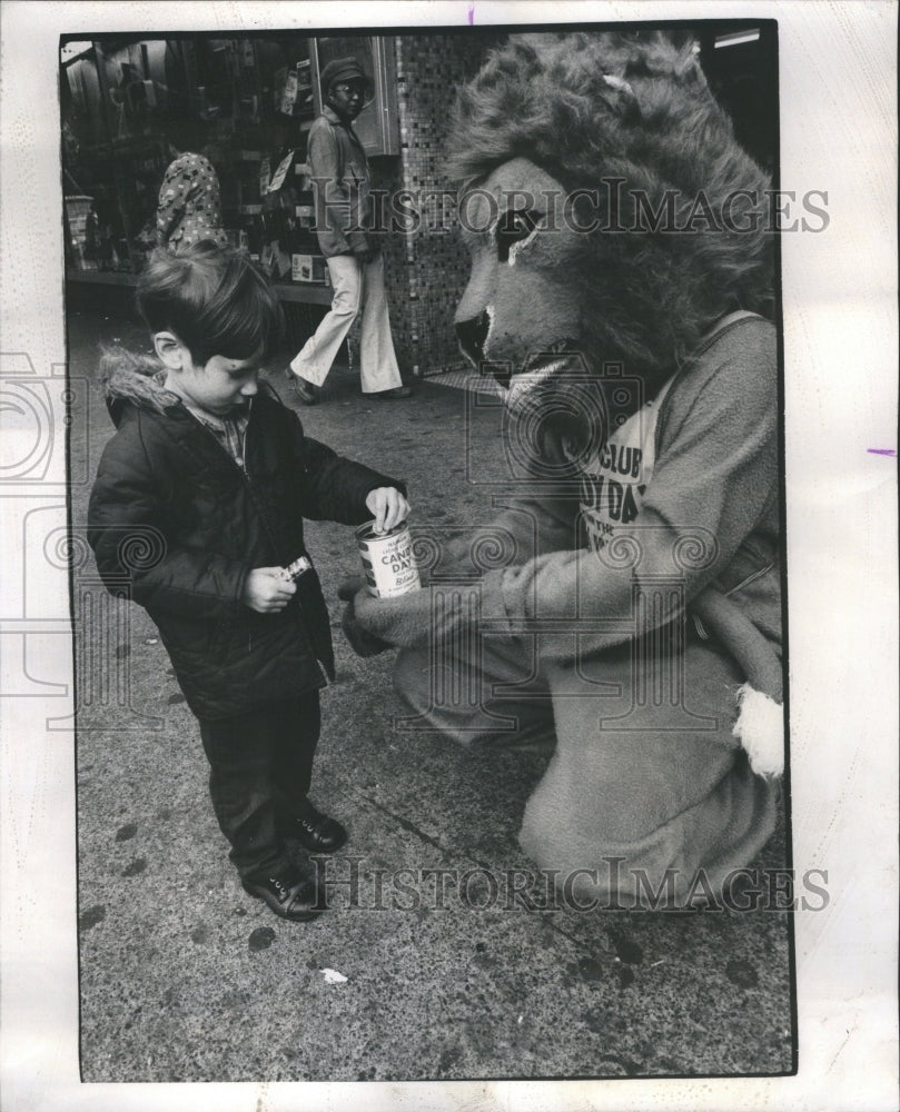 1975 Press Photo Lions Club Charity Candy Fundraiser - Historic Images