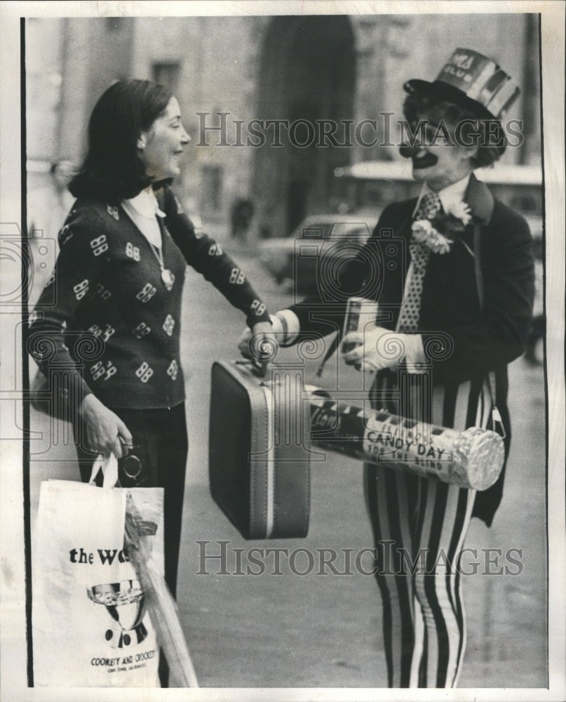 1972 Press Photo Clown Bill Woeslaw Lions Club Candy - Historic Images