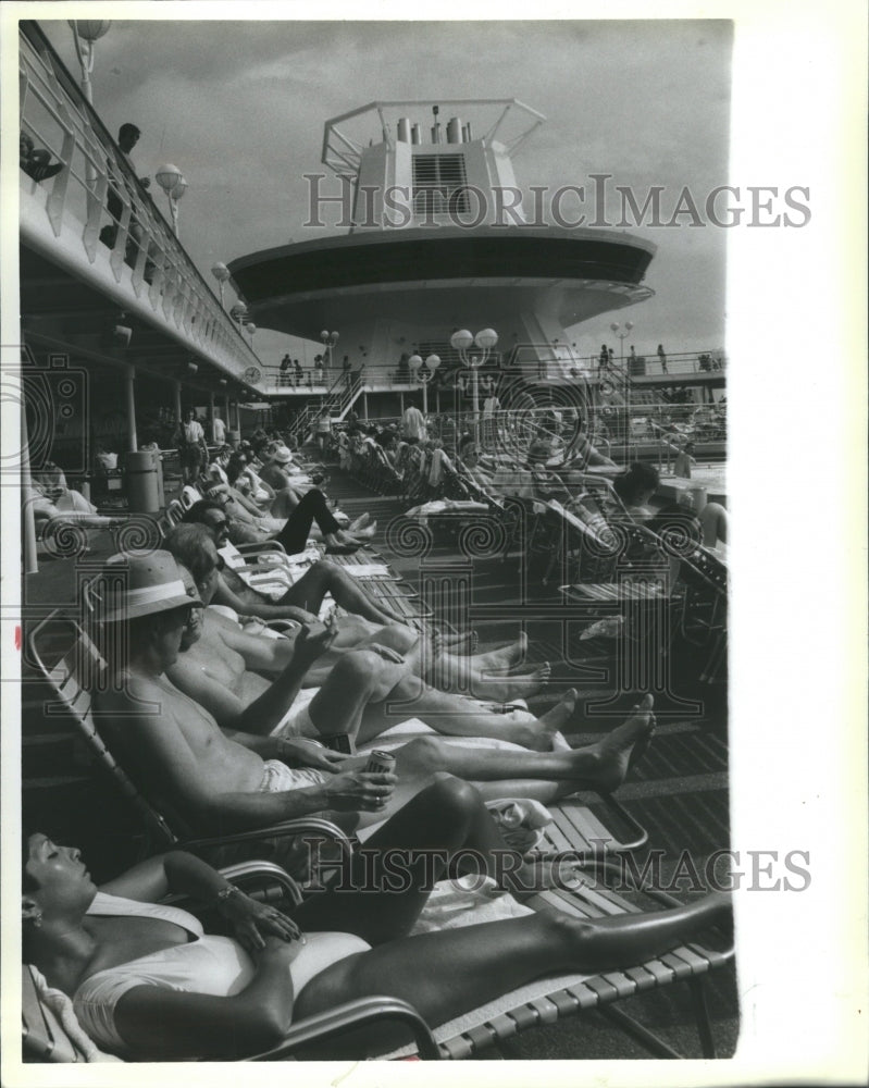 1988 Rows of Bodies Line up Lounge Chairs - Historic Images