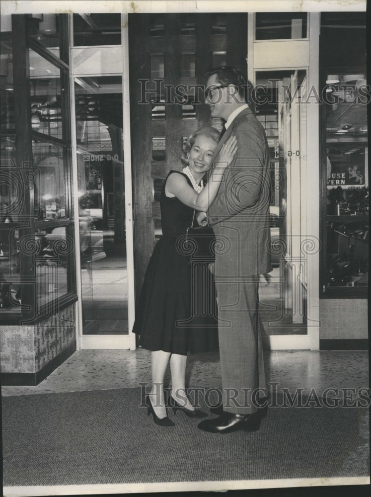 1961 Press Photo Man Woman Shoe Shop Elevator - Historic Images