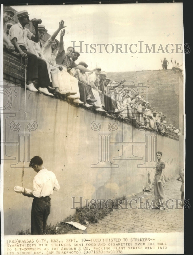 1938 Press Photo Wall Strikers Food Cigarettes Armour - Historic Images