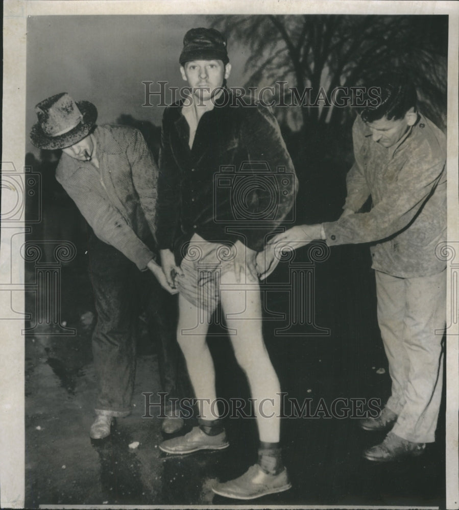 1955 Press Photo Henry Gibson Demonstrator - Historic Images