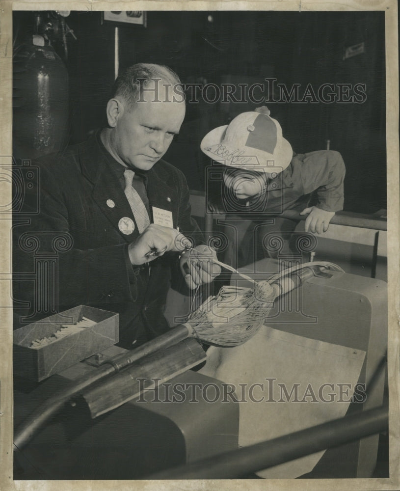 1951 Alden Kitchum cable splicer at Bell - Historic Images
